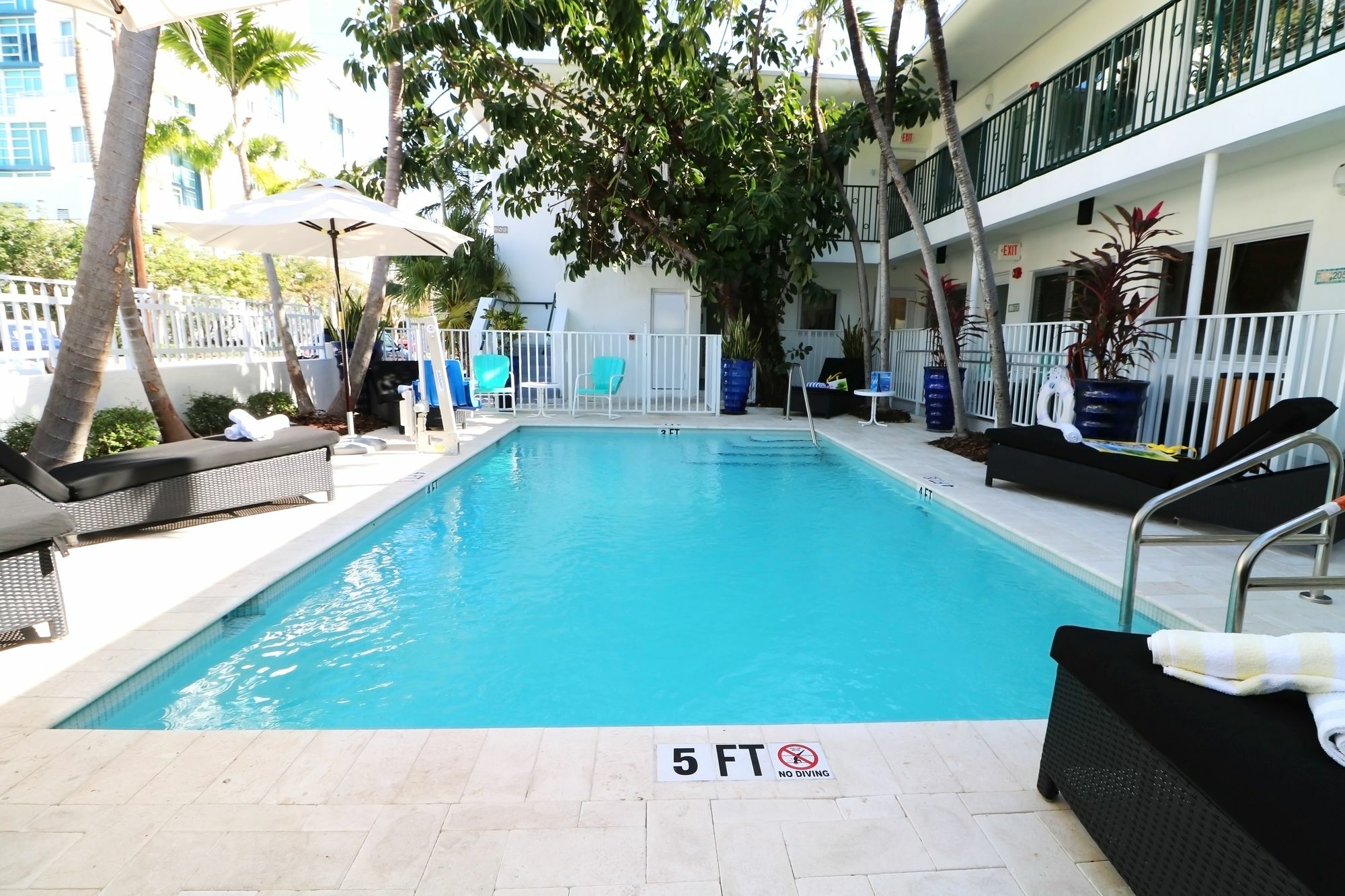 Seaside All Suites Hotel Miami Beach Exterior photo